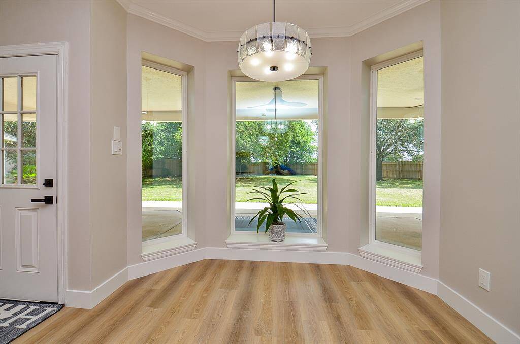 Cozy breakfast nook for those quick bites in the morning before rushing off to start the day