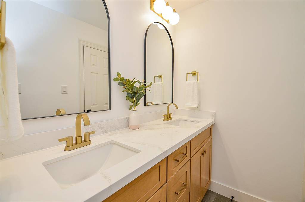 Shared bathrooom between bedroom #1&2 Upstairs
