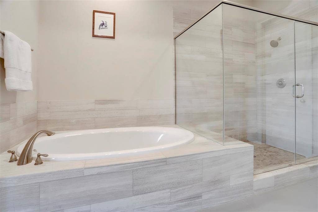 Another view of this lovely bathroom.