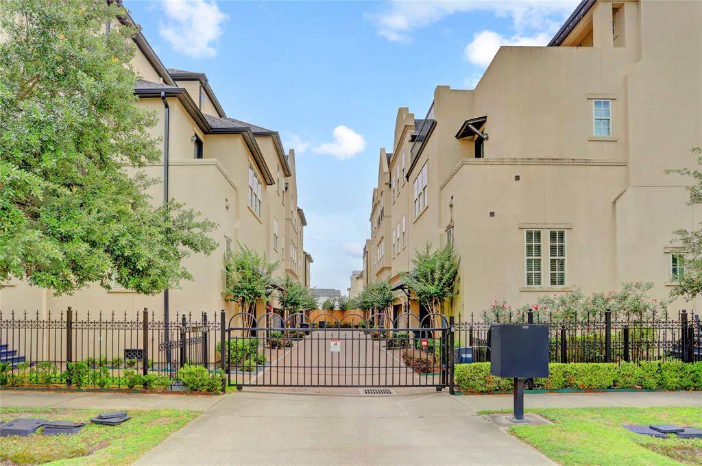Stunning Shady Acres Gated Community built by InTown Homes! Great location with easy freeway access. Enjoy all the conveniences the  Heights area has to offer with cool shops & restaurants within walking distance.