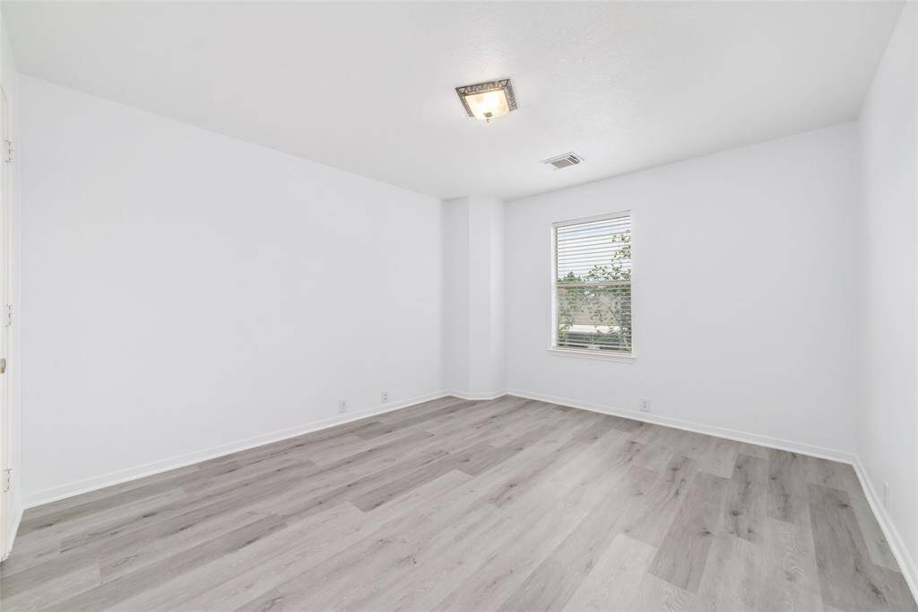 Secondary bedroom.
