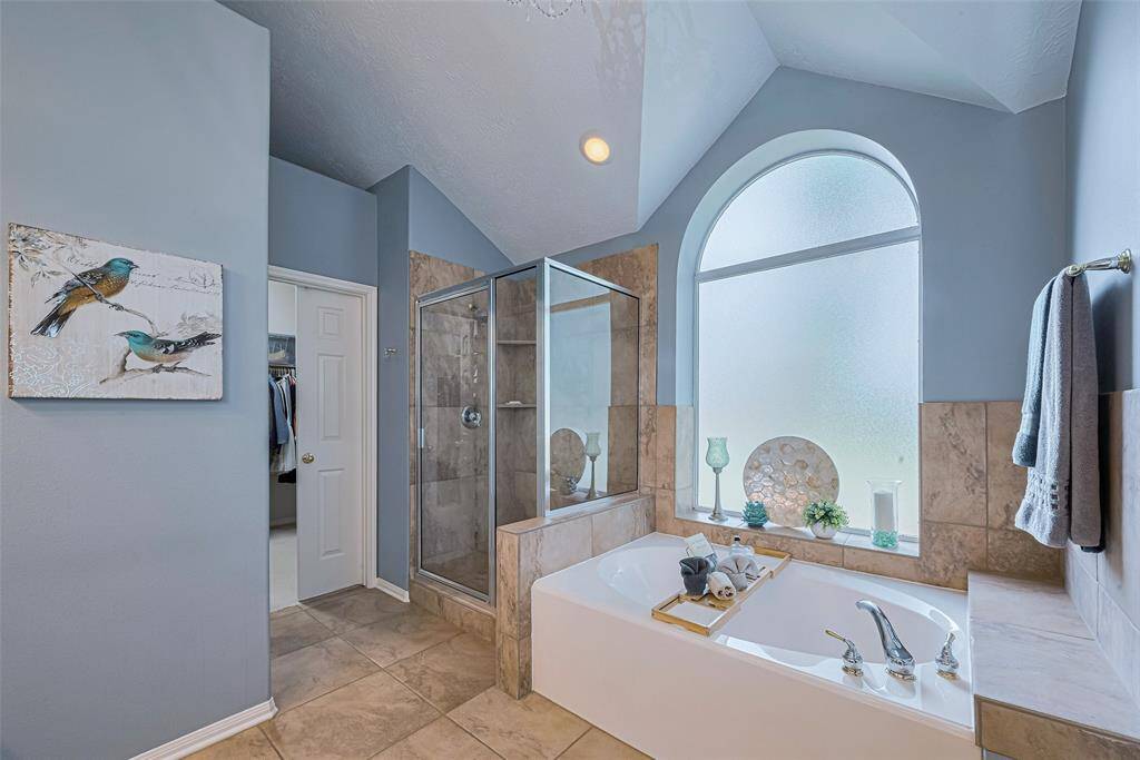 A view to the primary bath.