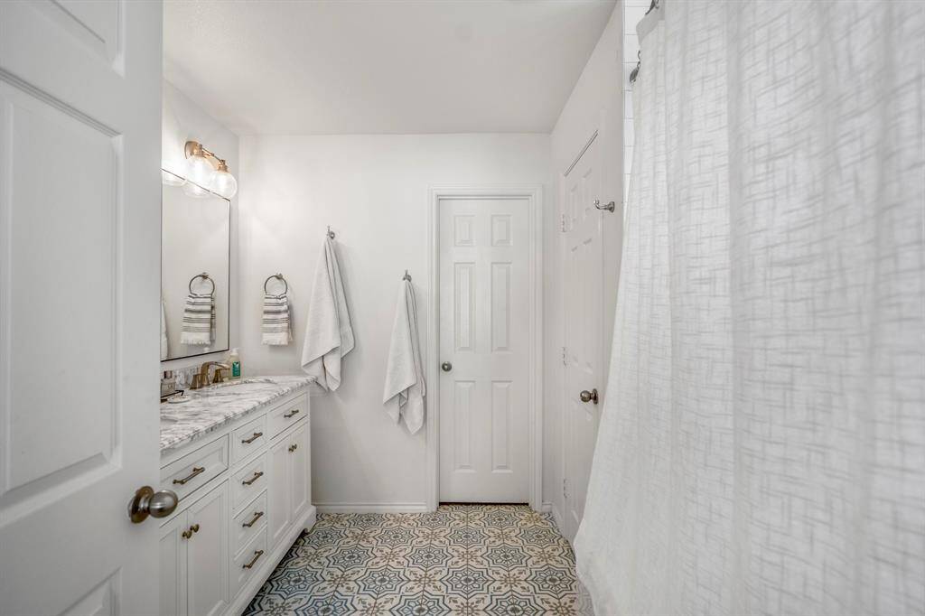 Your personal spa moment! The spacious tub/shower and crisp white finishes in the primary ensuite bathroom bring everyday luxury home.