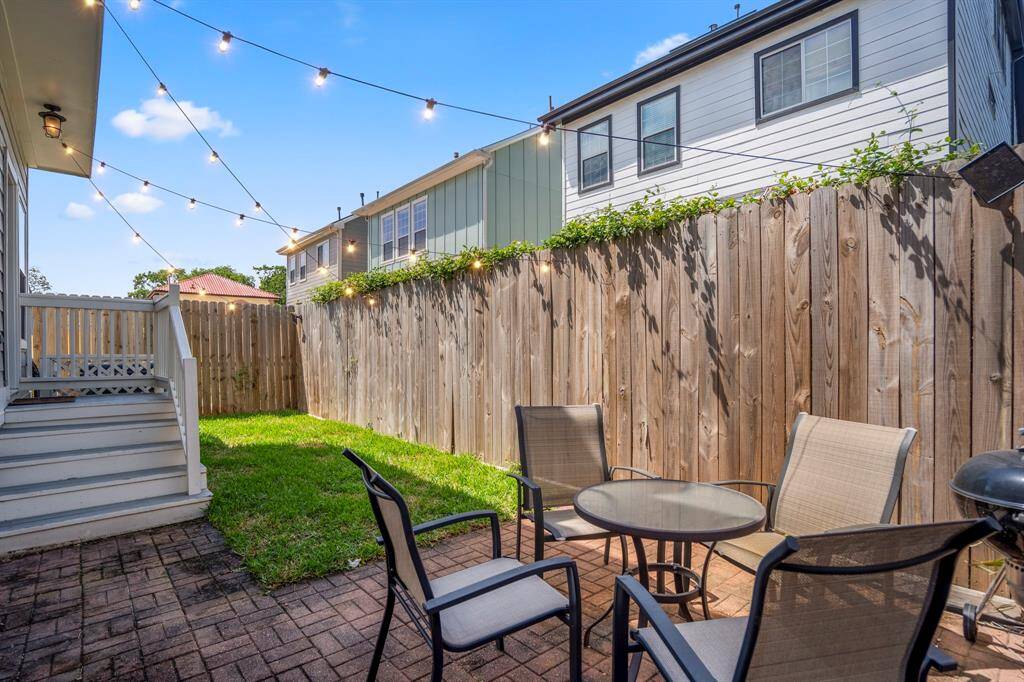 Enjoy dining al fresco, sunny morning coffee, or an evening glass of wine under the stars? Well then this is the perfect backyard for you!