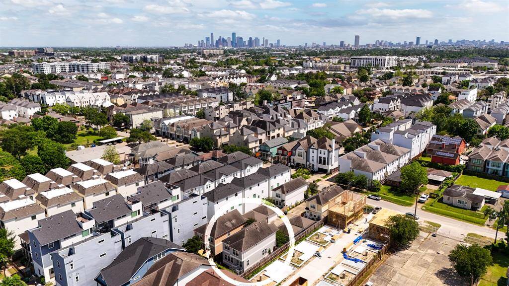 Whether you're craving margs from Tony's, truffle fries at Crisp, or want to enjoy patio hangs with your four-legged friend by your side at Cedar Creek, you'll get to enjoy city living with a neighborhood vibe. Truly the best of both worlds! Don't miss your chance to make this home. Reach out to schedule your private tour.