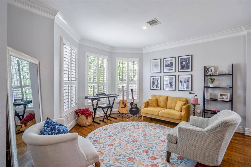 Wrapped in windows and filled with character, this front sitting room is an ideal flex space. Think music lounge, library, or creative studio, all while taking in the natural light.