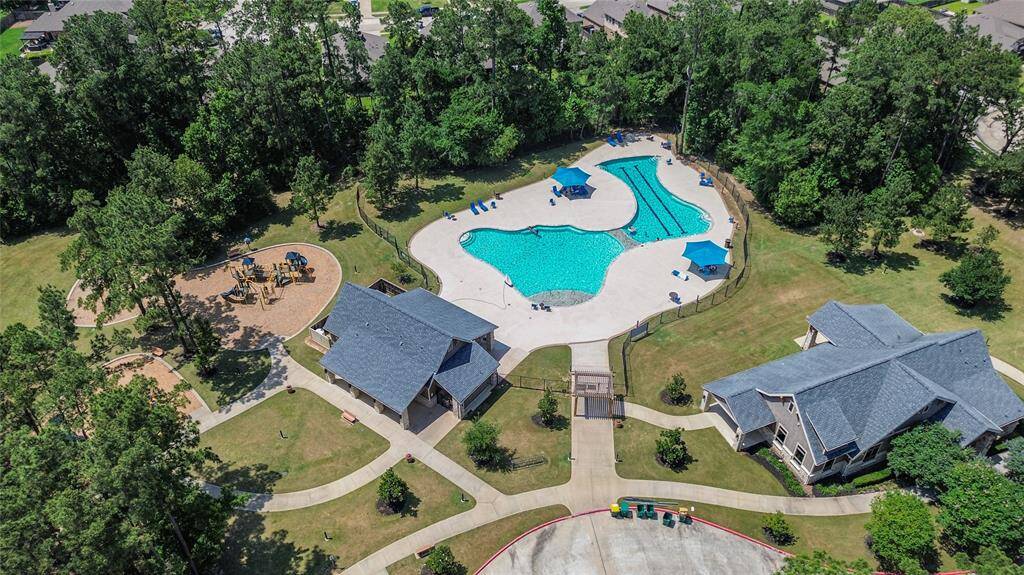 Walking distance to neighborhood pool