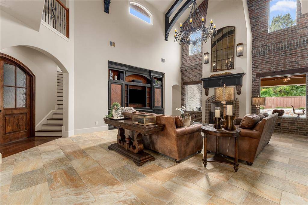 Fresh interior paint throughout the interior May 2025