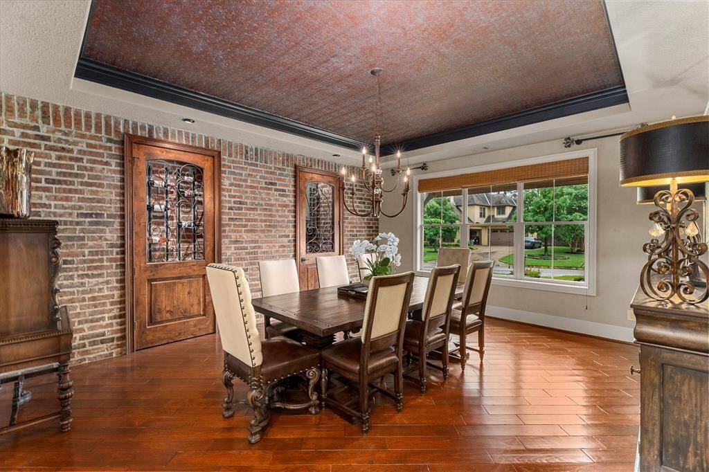 Formal ding with true Venetian plaster