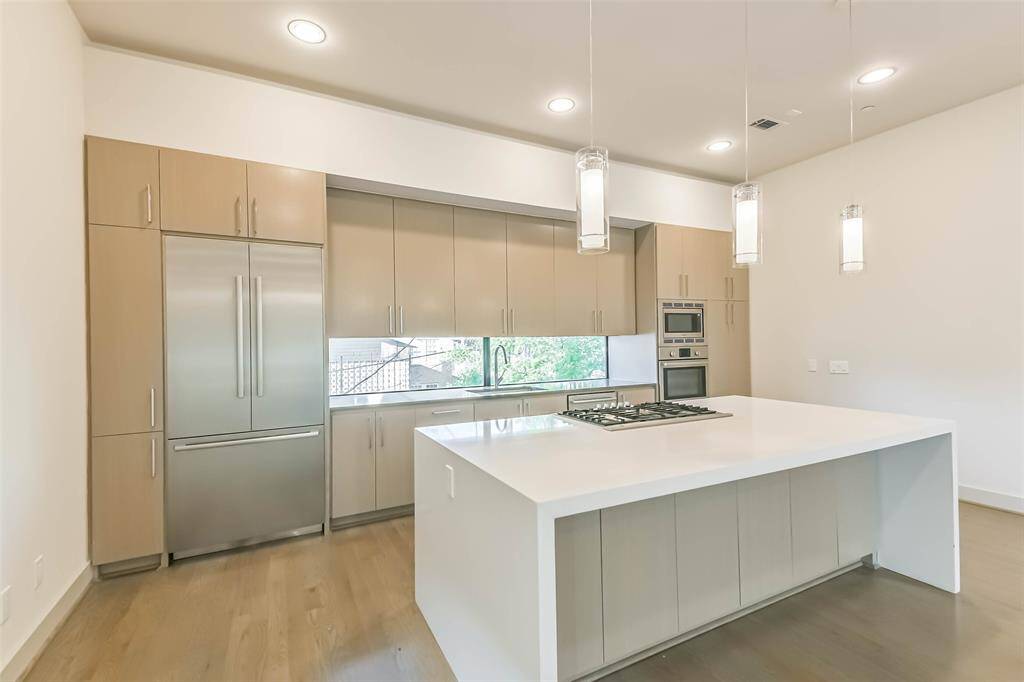 The chef's kitchen is Immaculate and features a gas cooktop, SS BOSCH oven, microwave, dishwasher and built-in refrigerator.