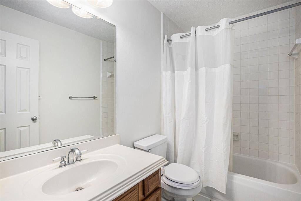Upstairs full secondary bath