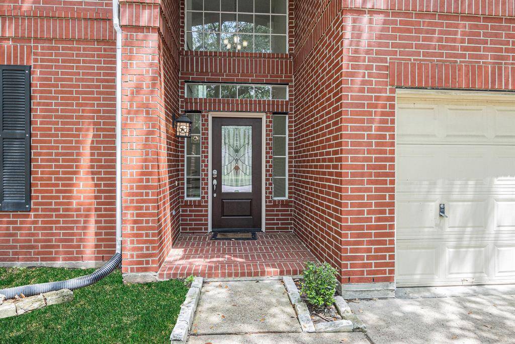 Generous covered porch/entry way