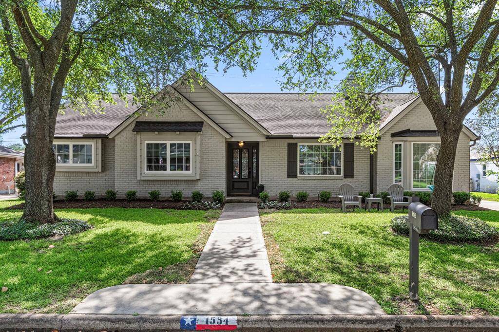 1543 ASHFORD HOLLOW LANE - Great curb appeal on a great street! Low maintenance landscaping with mature trees!