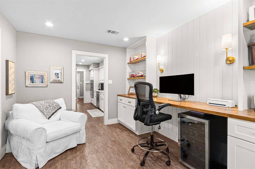 FLEX SPACE - Extra kitchen or home office space.