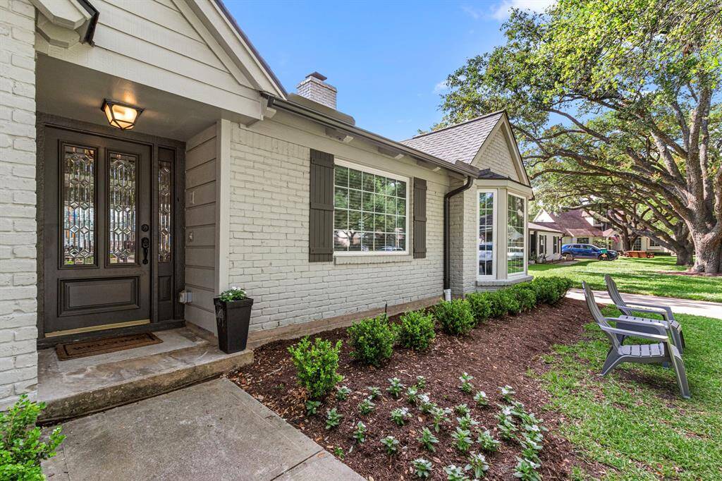 1534 Ashford Hollow - Charming front porch and entrance!