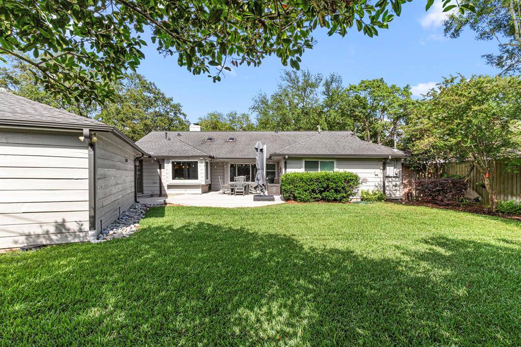 BACKYARD- Great space for tons of fun!