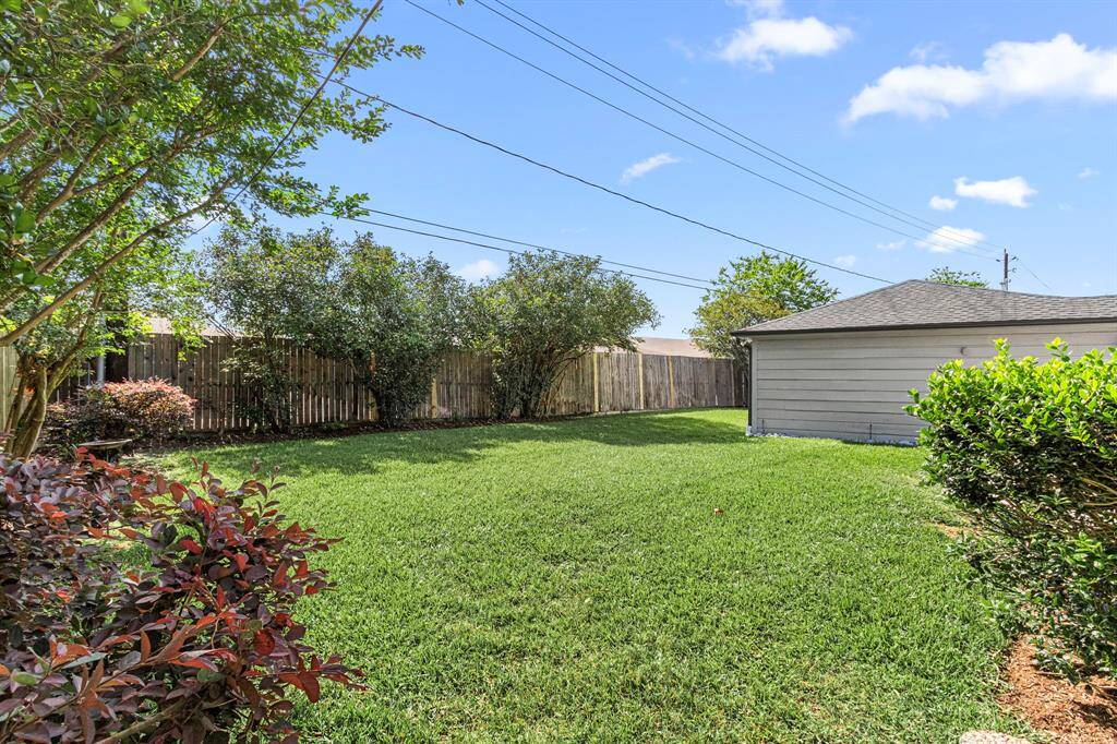 BACKYARD- Perfect for kids, dogs, gardening....add a pool with no problem!
