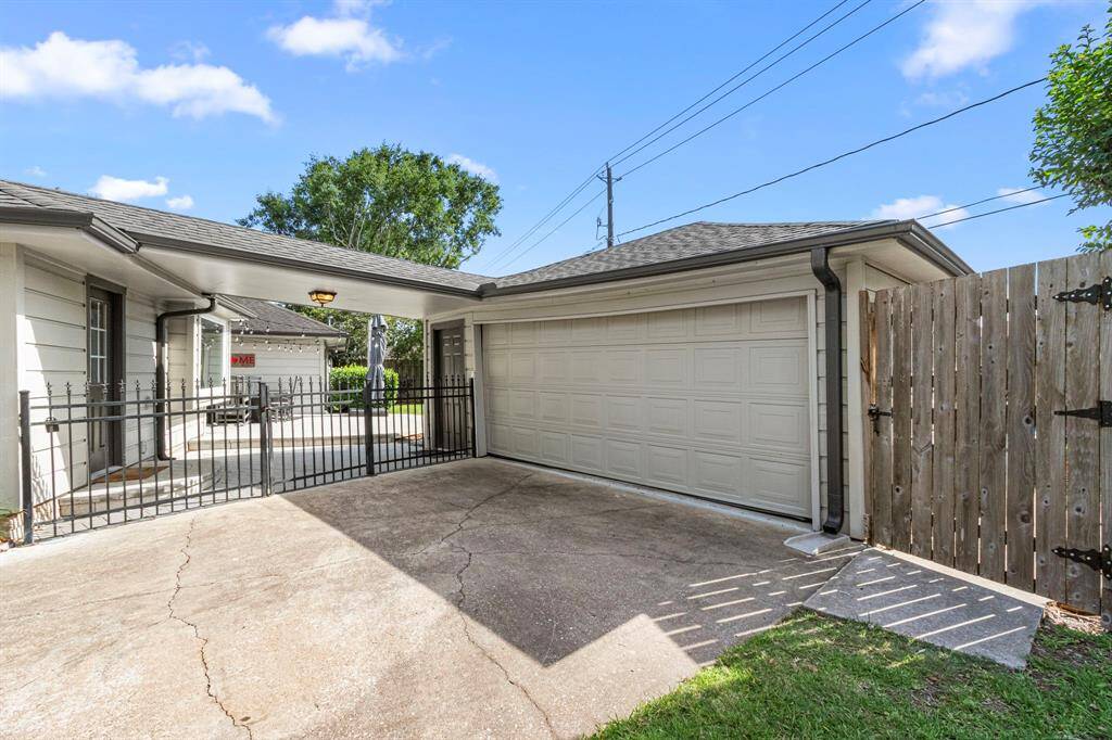DRIVEWAY/GARAGE