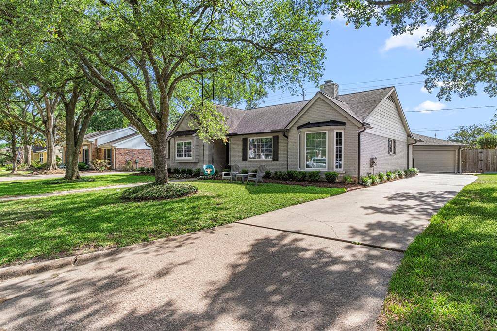 1534 Ashford Hollow Lane - Plenty of parking leading to the 2 car garage.
