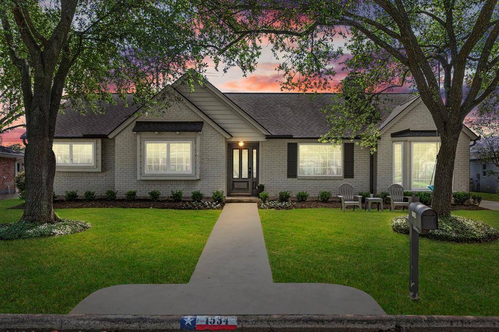 1543 Ashford Holllow- make this happy home your own!