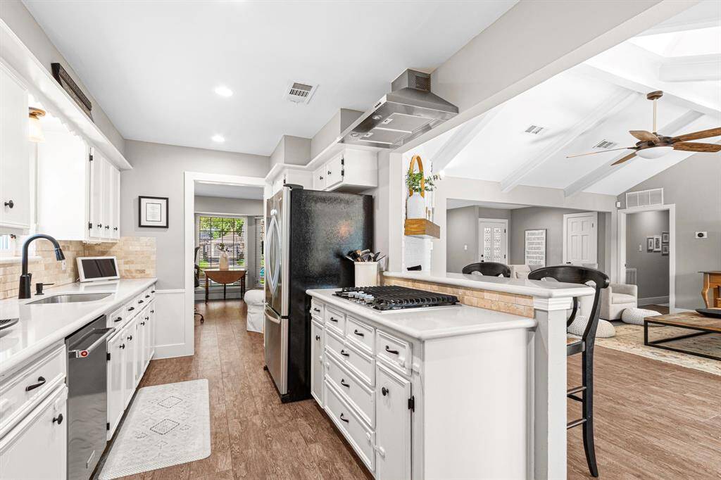 KITCHEN - Light and bright kitchen with stainless appliances!