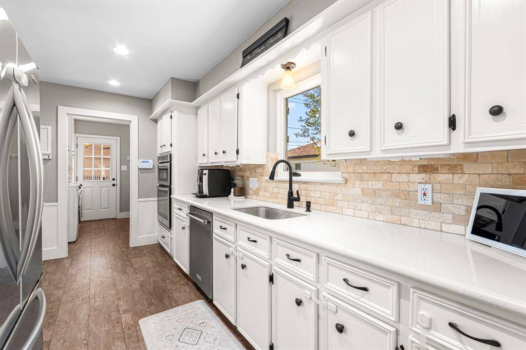 KITCHEN - Plenty of prep space and cabinetry.