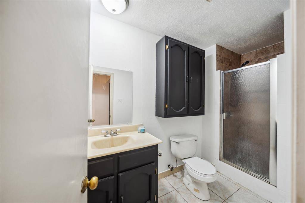 Full bath in 1st bedroom!