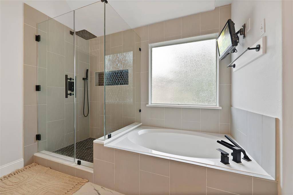Alternate view of primary bath