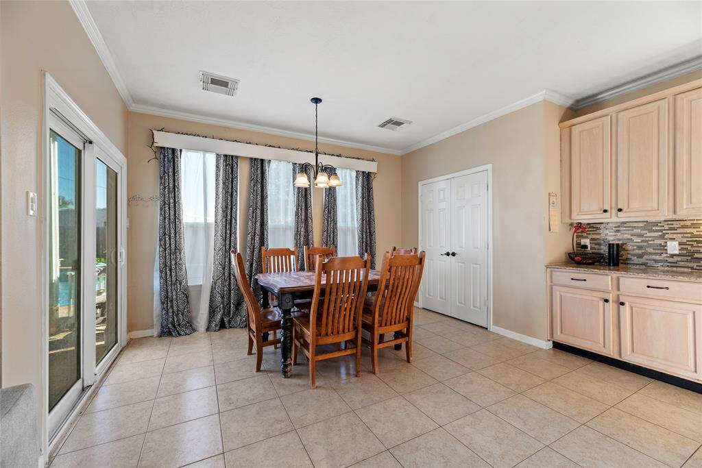 A nice look at the breakfast room. Let's go out of the new glass sliding doors to the outdoor oasis!