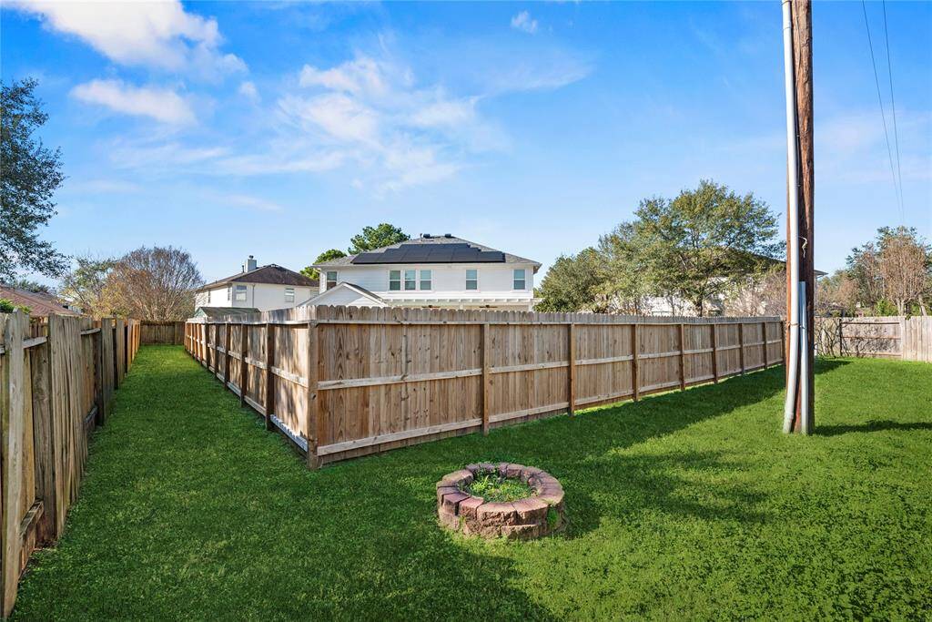 Here is a good view of what is going on with the 2 fences. This was done to keep their dogs from barking at the neighbors fence. Let's head back inside and see the rest of the house!
