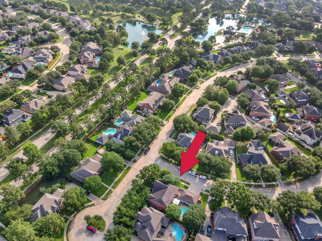 An aerial view of the location on the cul-de-sac street and proximity to neighborhood rec center.