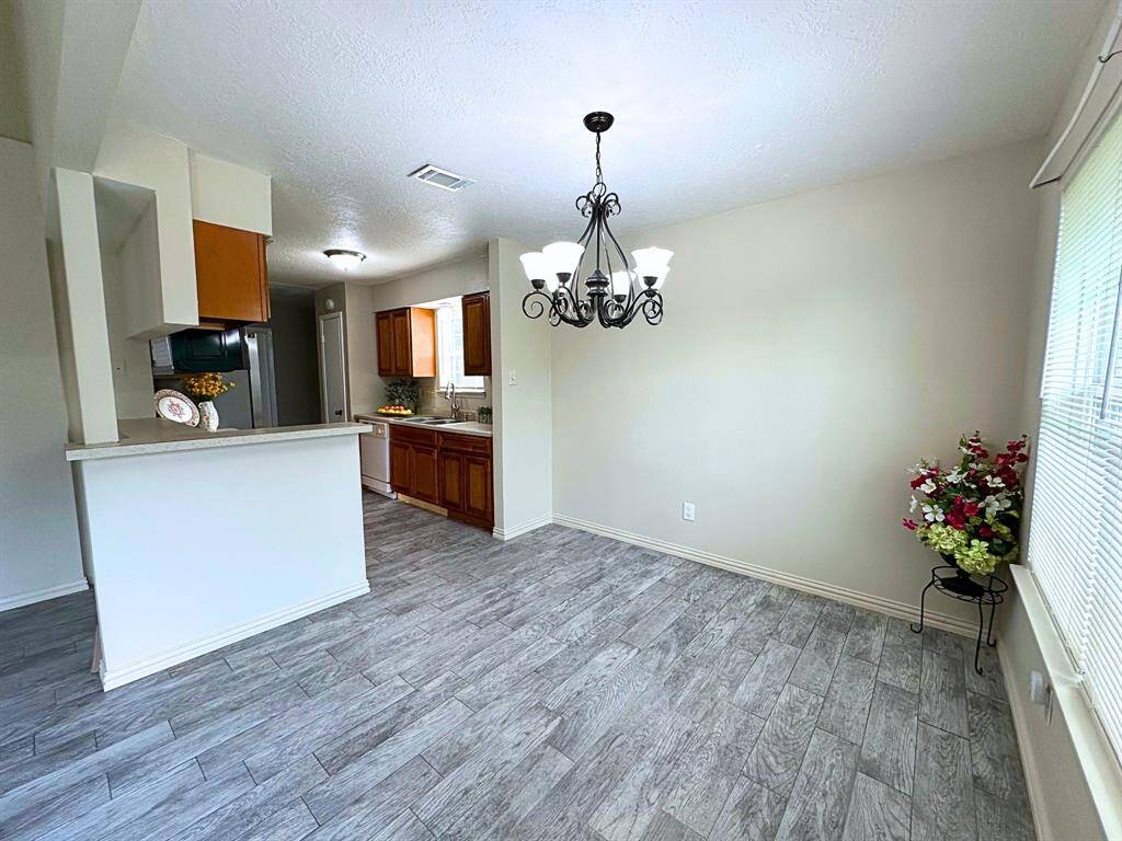 Dining Area and Breakfast Bar