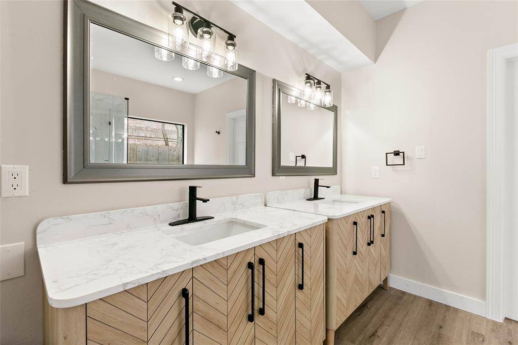 This spacious room will make mornings a breeze!