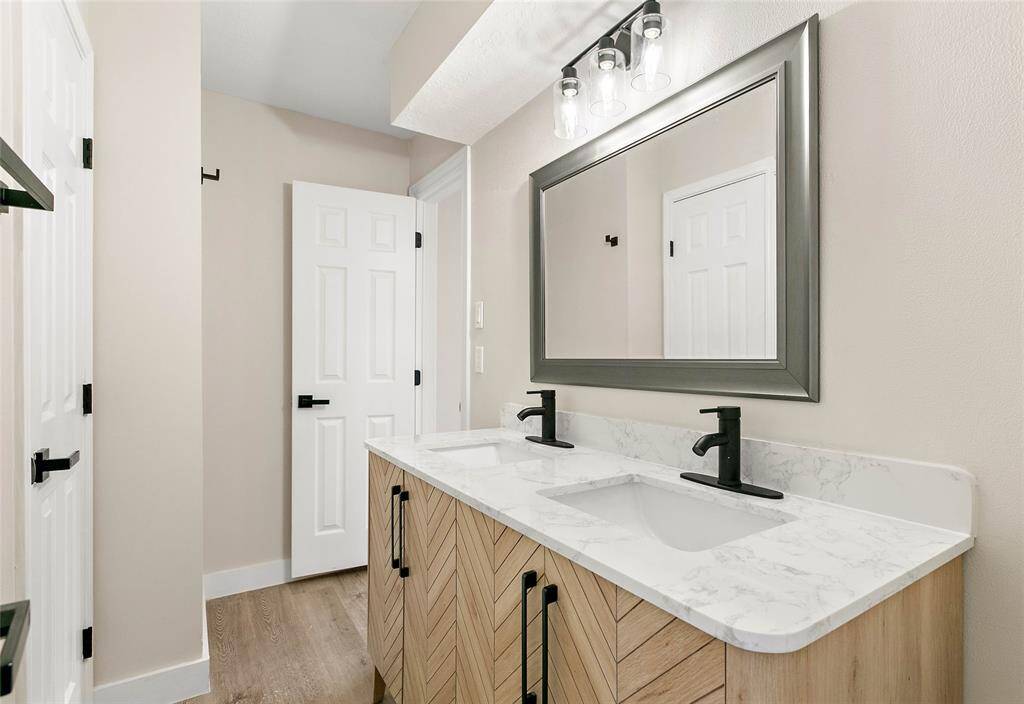 Here's the second full bath located upstairs.