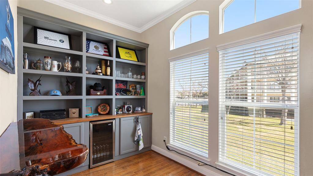 Built in cabinets in breakfast nook