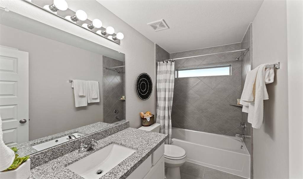 Hall bath (*Photo not of actual home and used for illustration purposes only.)