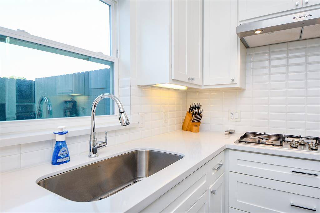 Beautiful tile backsplash, great built-in cooktop and undercabinet lighting.