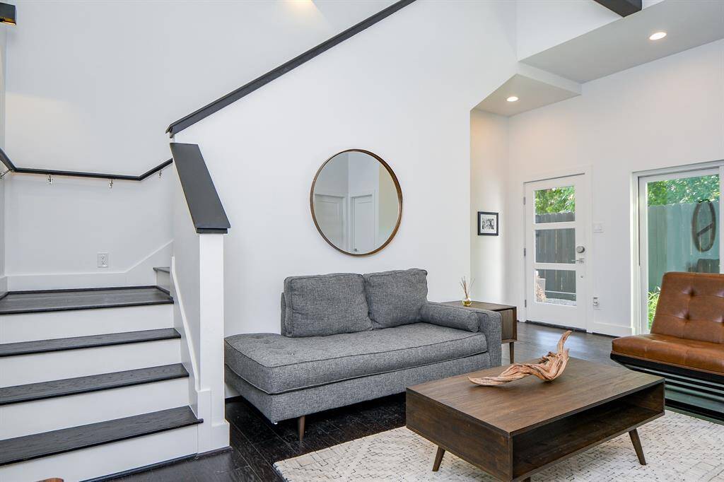 The living room is very creatively constructed to give a wonderful contemporary feeling.