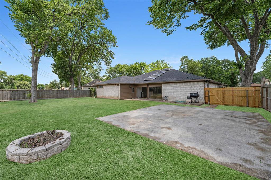 Extra concrete pad and firepit, great for entertaining.