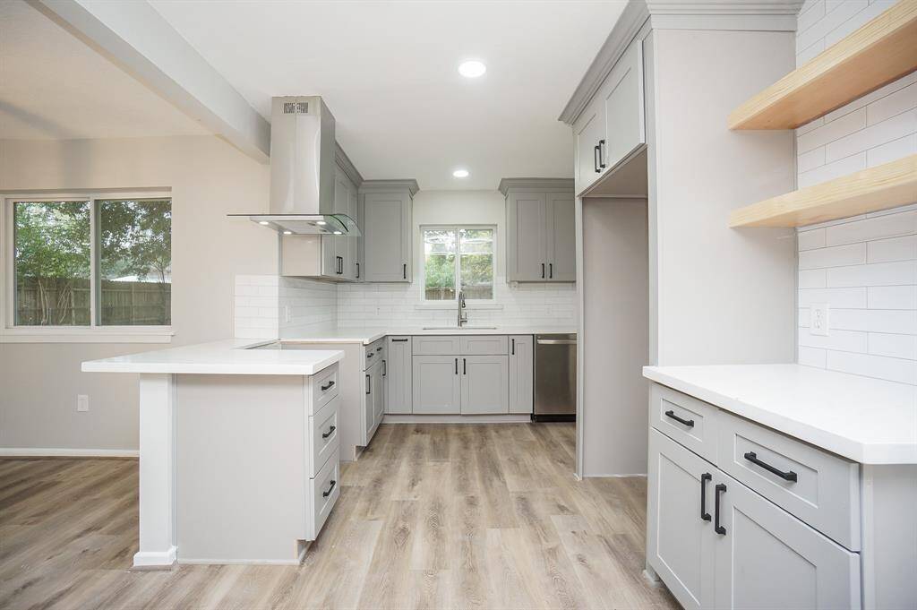 This kitchen is the perfect blend of contemporary design and everyday comfort.