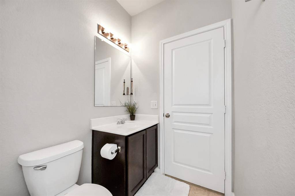 Guest bathroom 1 on 1st floor