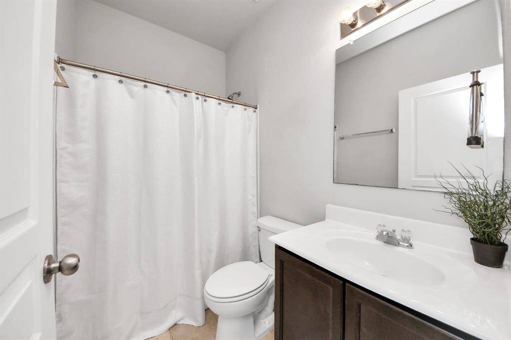 Guest bathroom 1 on 1st floor