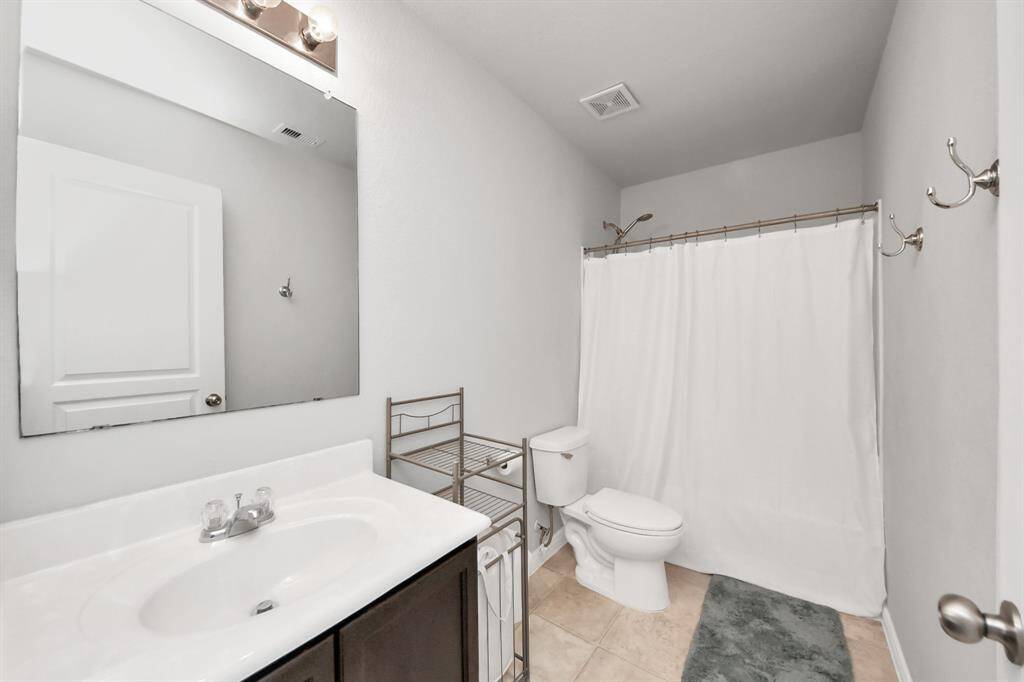 Guest bathroom 2 on 2nd floor
