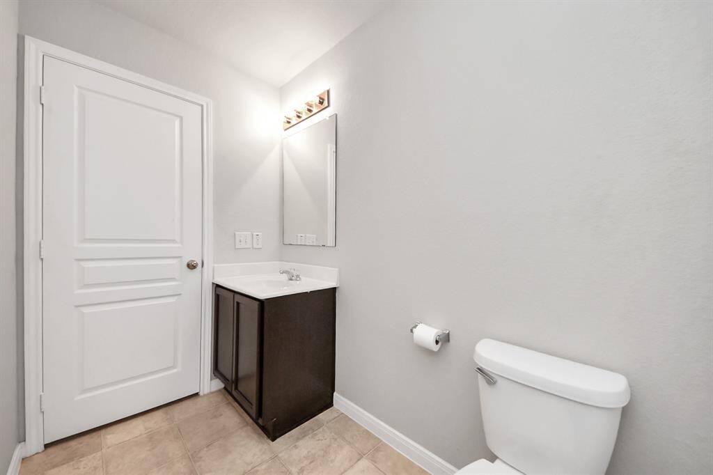 Guest bathroom 2 on 2nd floor