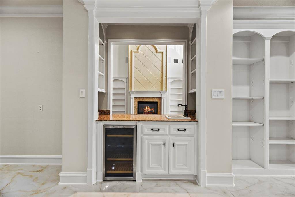 Perfectly positioned between the kitchen sitting room and the main living area, this entertainment space and wet bar is all about entertaining. Seamless access from either space, it offers easy access and is a perfect passthrough as well.