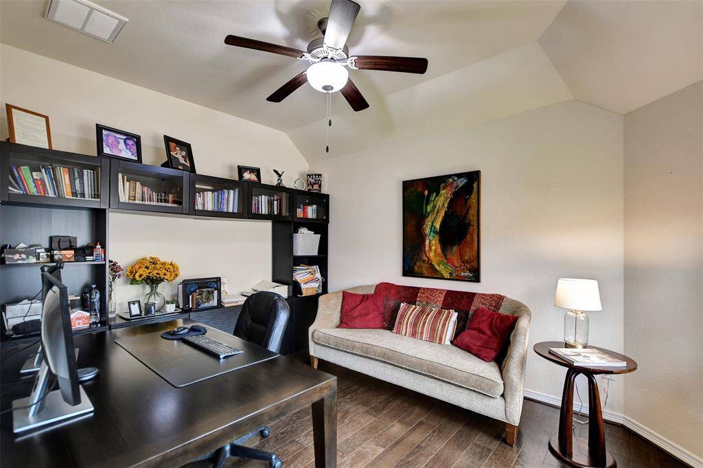 Elegant and made to perfection Office.
