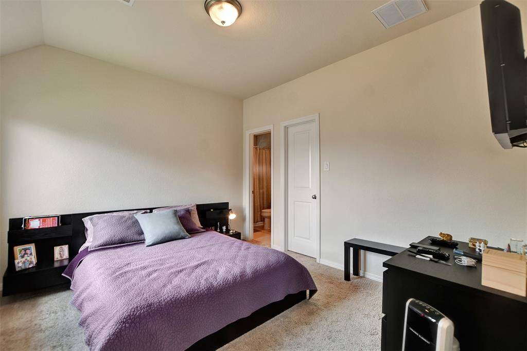 En-suite bedroom. Perfect for your Tennager, your in-law or your guest,