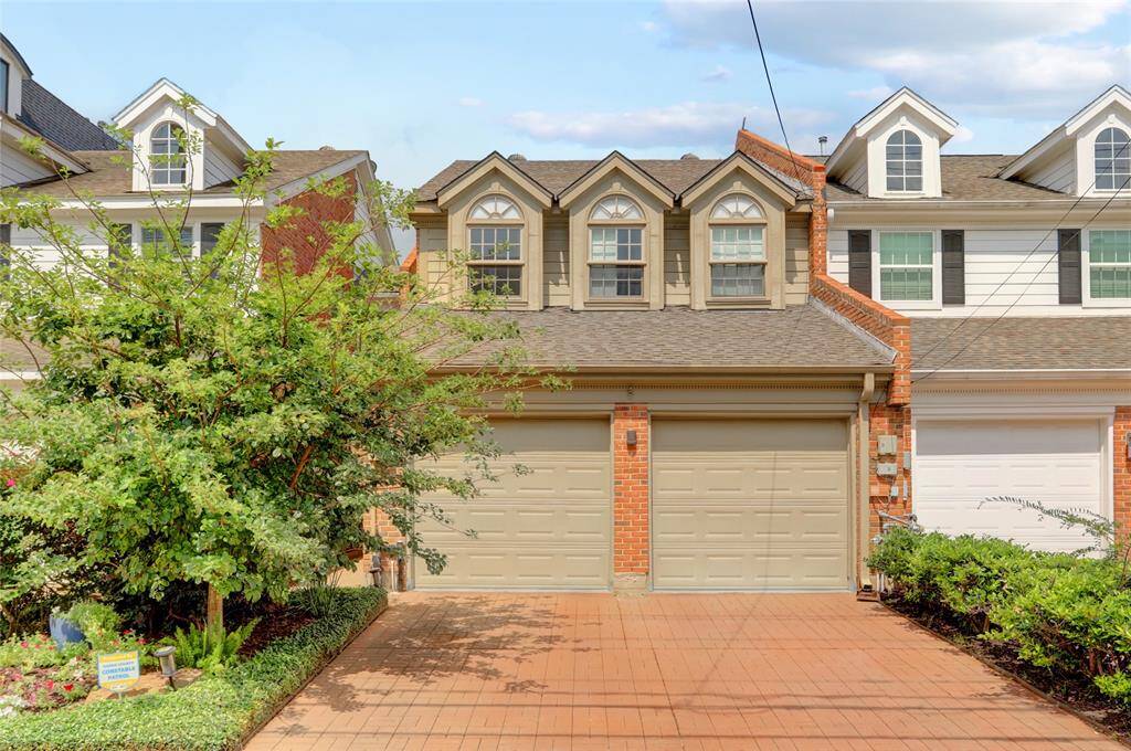 Welcome to 2022 McDuffie St., a spacious 2 bed, 2 bath home located in one of Houston's most walkable neighborhoods.