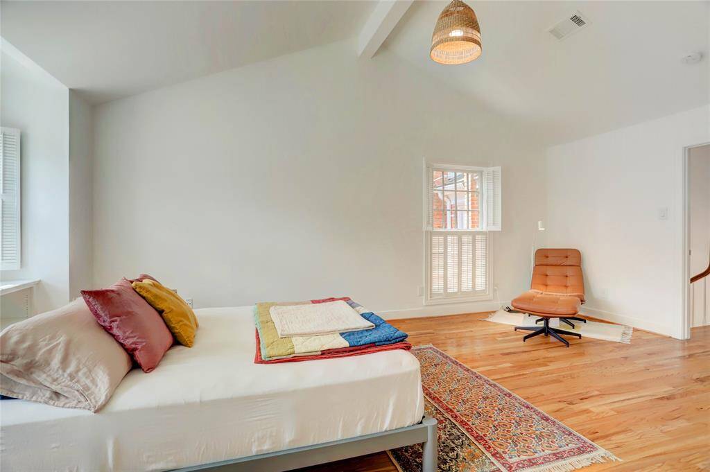 Breakfast nook - Opportunity to add built-in banquette seating.