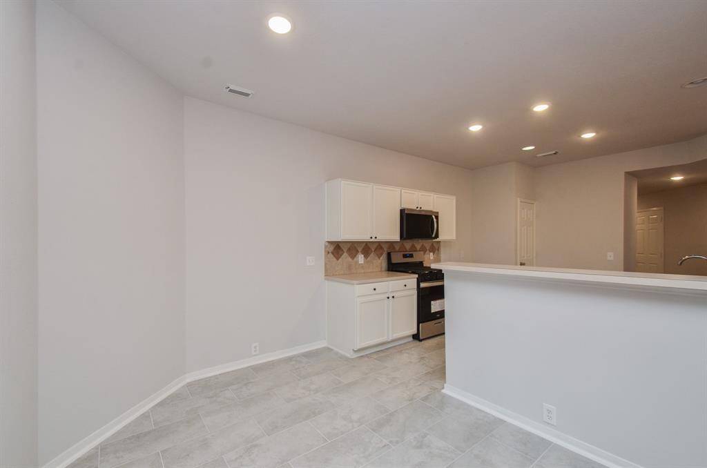 Separate breakfast area with bar